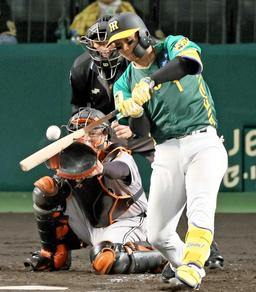 　３回、センターオーバーの先制２点適時二塁打を放つ森下