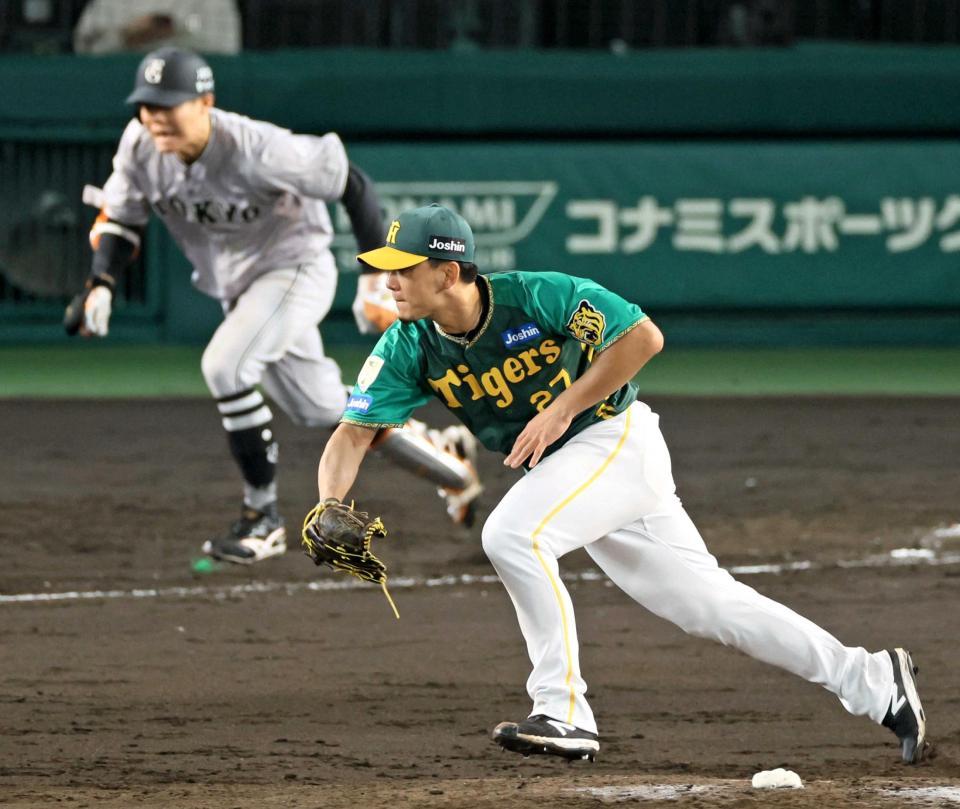 　５回、佐々木の一ゴロに反応し、ベースカバーに走る伊藤将（撮影・立川洋一郎）
