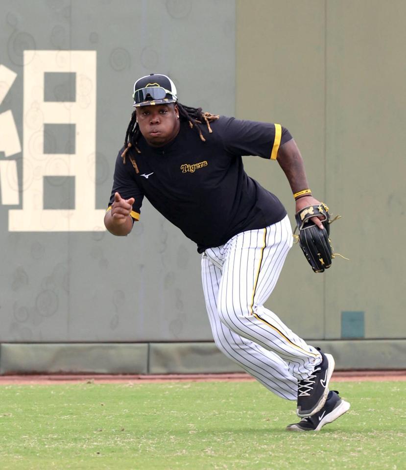 　ノックの打球を追うミエセス（撮影・山口登）