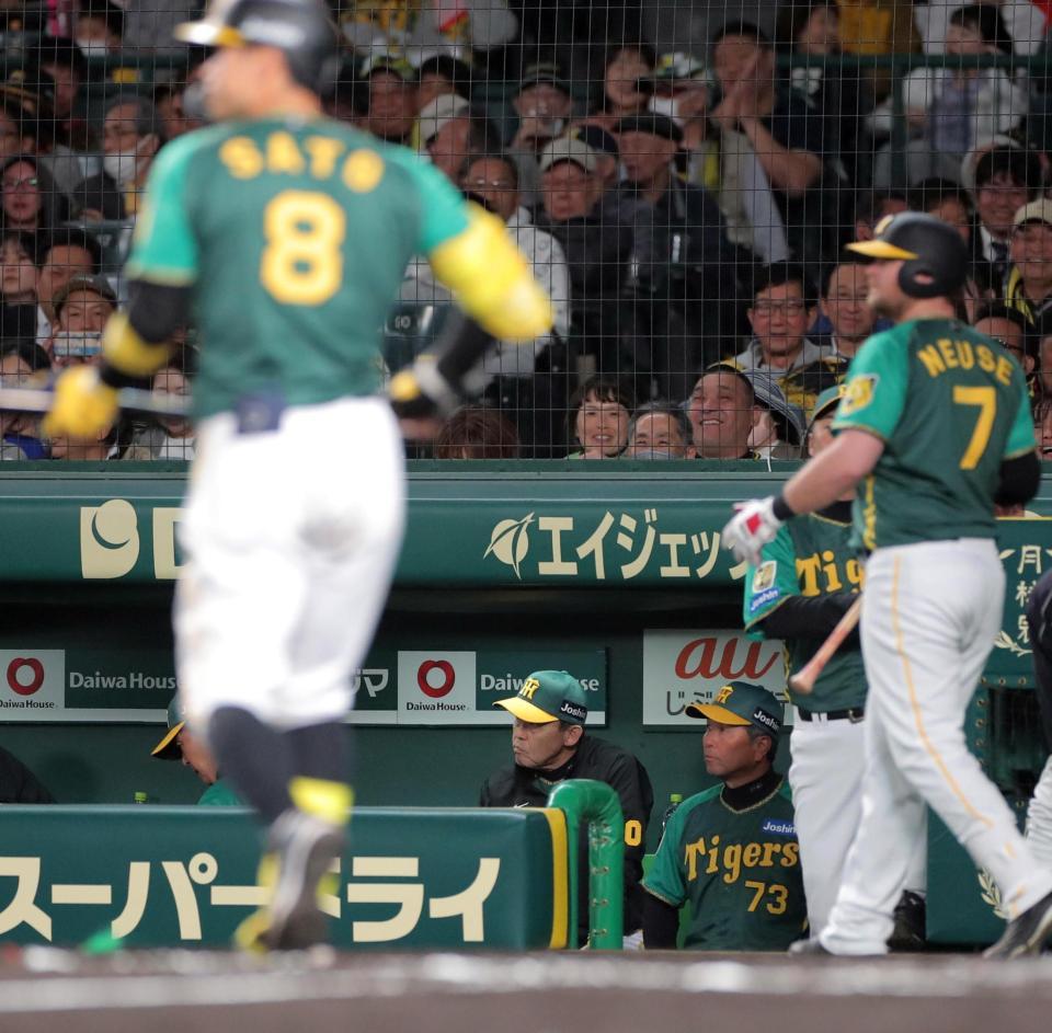 　６回裏、佐藤輝（手前左）が空振り三振に倒れ、ベンチで渋い表情の岡田監督（中央奥）