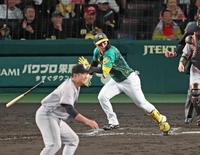 　８回、左前へ同点適時打を放つ森下。投手・菅野（撮影・立川洋一郎）