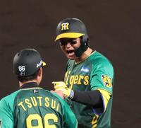 １０回阪神無死一塁、中前打を放ち、ほえる阪神・森下翔太＝甲子園（撮影・中田匡峻）