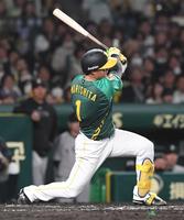 　８回、適時打を放つ森下（撮影・石井剣太郎）