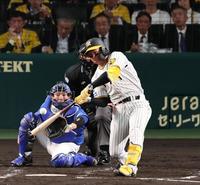 　３回、左越えにソロを放つ森下（捕手・宇佐見）＝撮影・山口登