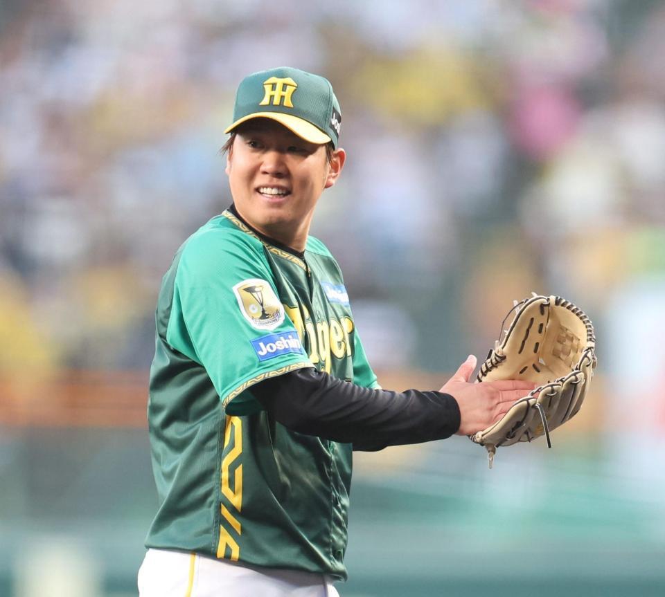 　１回を投げ終え、グラブをたたきながらベンチに戻る西勇（撮影・中田匡峻）