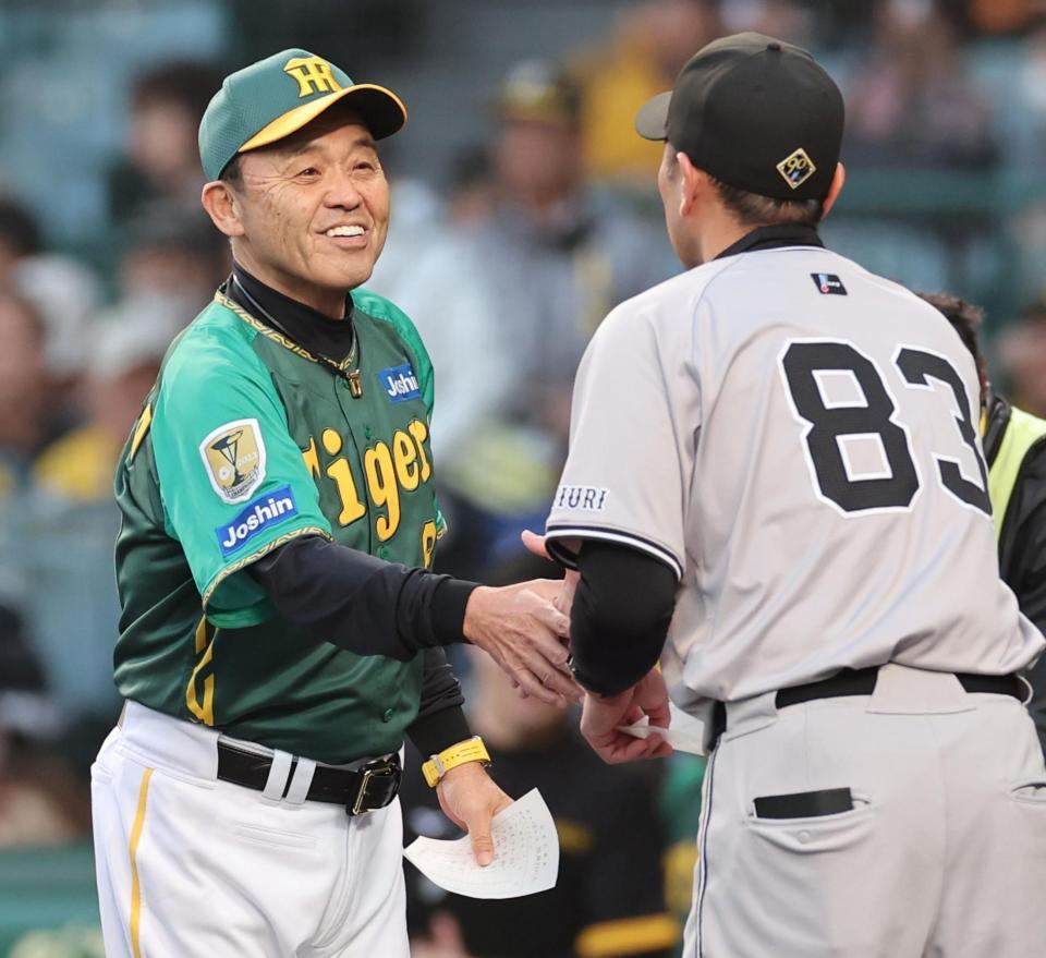 　試合前、握手をする岡田監督と阿部監督（撮影・田中太一）
