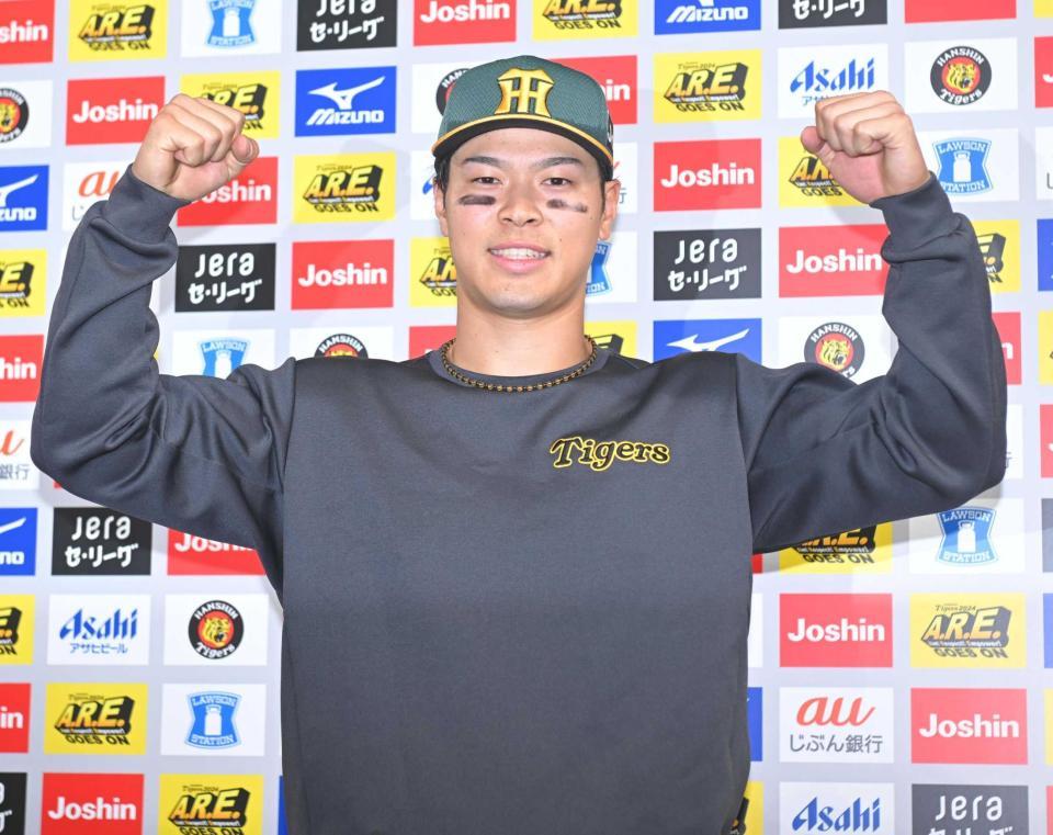 　ヒーローインタビューを終えポーズを決める佐藤輝（撮影・石井剣太郎）