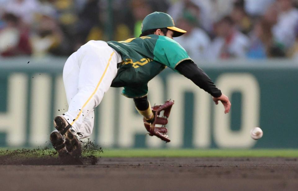 　２回、泉口の打球に飛びつき好捕する中野（撮影・田中太一）