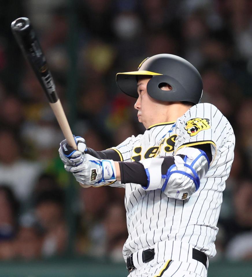 　２回、右犠飛を放つ青柳（撮影・立川洋一郎）