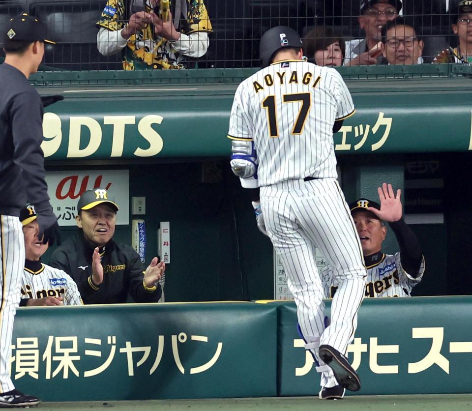 　２回、犠飛を放った青柳（中央）に拍手を送る岡田監督（撮影・山口登）