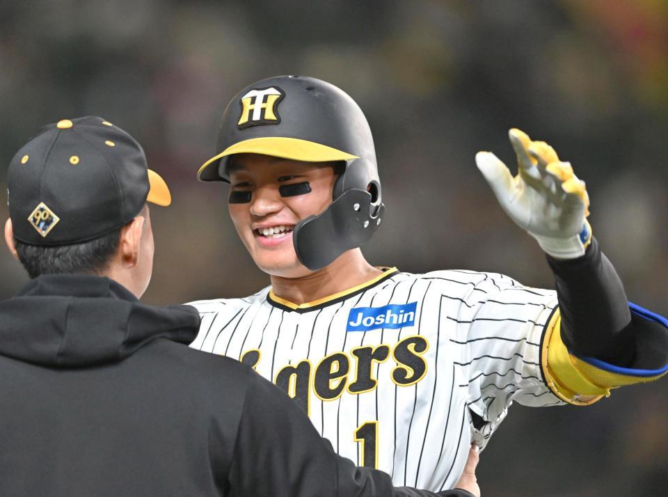 　３回、ソロを放った森下はベンチ前で笑顔を見せる（撮影・北村雅宏）