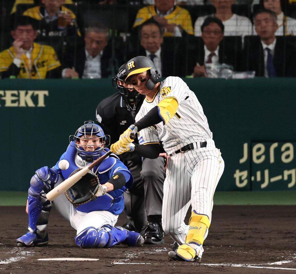 　３回、左越えにソロを放つ森下（捕手・宇佐見）＝撮影・山口登