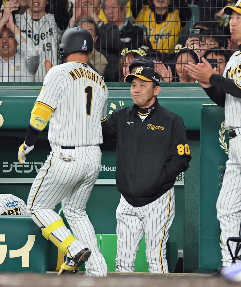 　３回、ソロを放った森下（左）を迎える岡田監督（撮影・立川洋一郎）