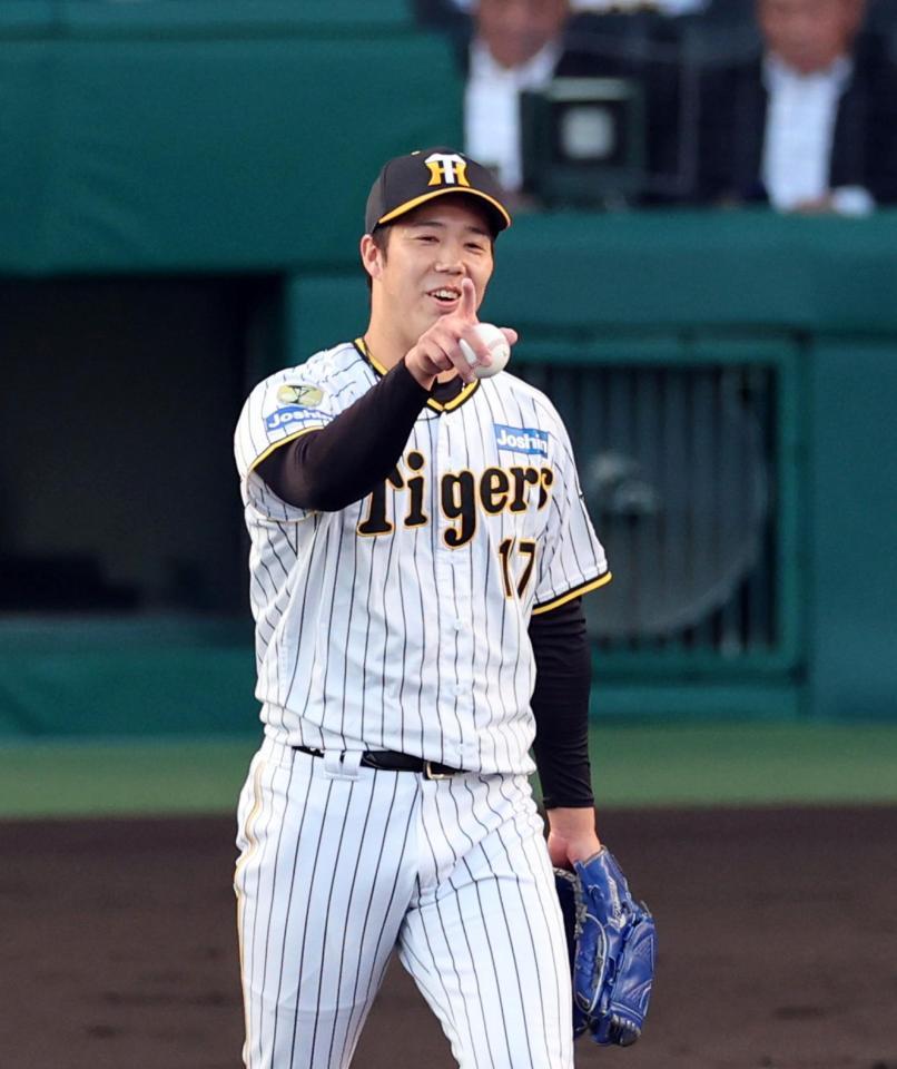 　１回、マウンドで笑顔を見せる青柳（撮影・山口登）