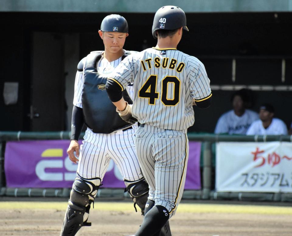 　３回、中前適時打を放ち生還する井坪