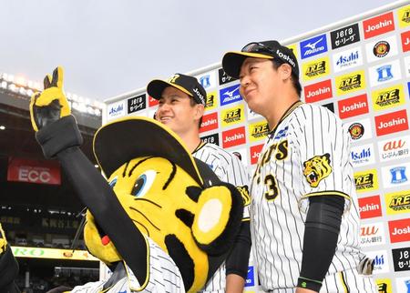 　ヒーローインタビュー後、トラッキーと写真を撮る大山（右）と大竹（撮影・中田匡峻）