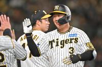 　５回、ソロを放った大山はナインとタッチを交わす（奥は青柳）＝撮影・北村雅宏