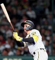 　３回、左翼スタンドへ４号ソロを放つ森下（撮影・立川洋一郎）