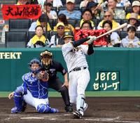 　２回、左犠飛を放つ大山（撮影・山口登）