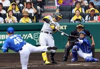 　２回、右翼線に適時二塁打を放つ佐藤輝（撮影・山口登）