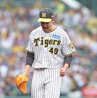 　７回、岡林を二ゴロに打ち取りほえる大竹（撮影・中田匡峻）