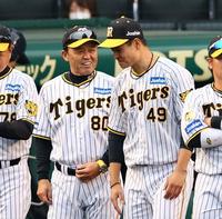 　試合を終え、岡田監督（左）は大竹に笑顔で声を掛ける（撮影・山口登）