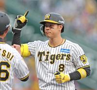 　７回、左前適時打を放ち、ポーズを決める佐藤輝（撮影・中田匡峻）