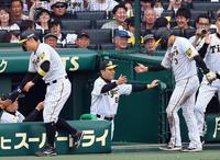 　７回、生還した佐藤輝と大山を迎える岡田監督（中央）＝撮影・山口登