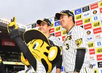 　ヒーローインタビュー後、トラッキーと写真を撮る大山（右）と大竹（撮影・中田匡峻）