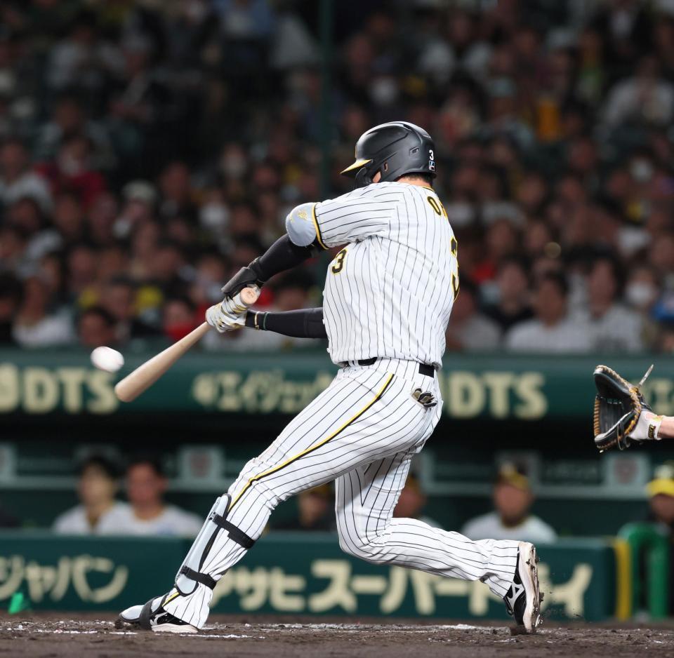 　５回、ソロを放つ大山（撮影・立川洋一郎）