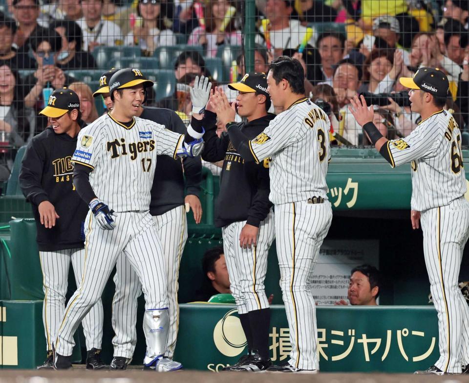 　２回、追加点を奪う犠飛を放ち、ナインの祝福を受ける青柳（１７）＝撮影・立川洋一郎