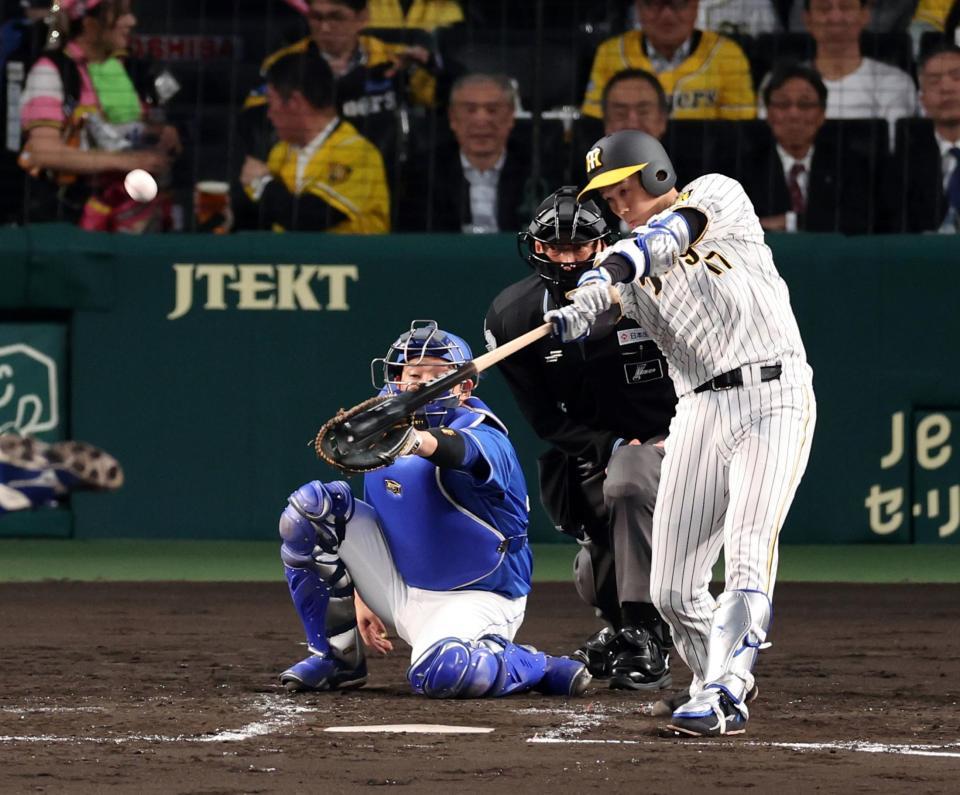 　２回、右犠飛を放つ青柳（捕手・宇佐見）＝撮影・山口登