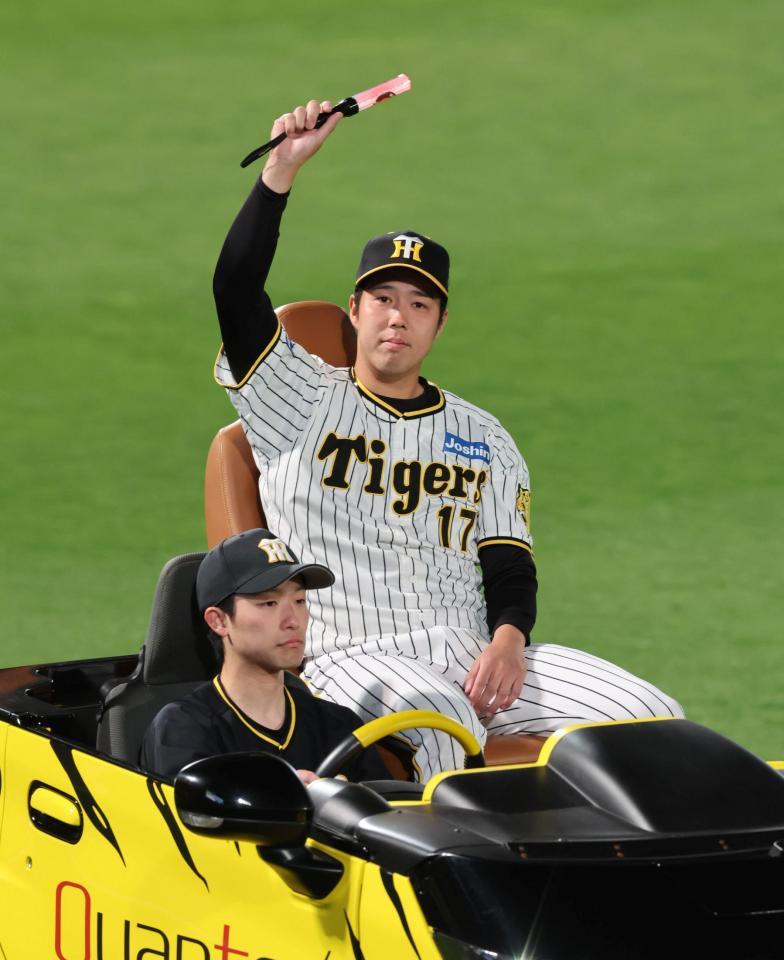 　リリーフカーに乗りファンの声援に応える青柳（撮影・山口登）