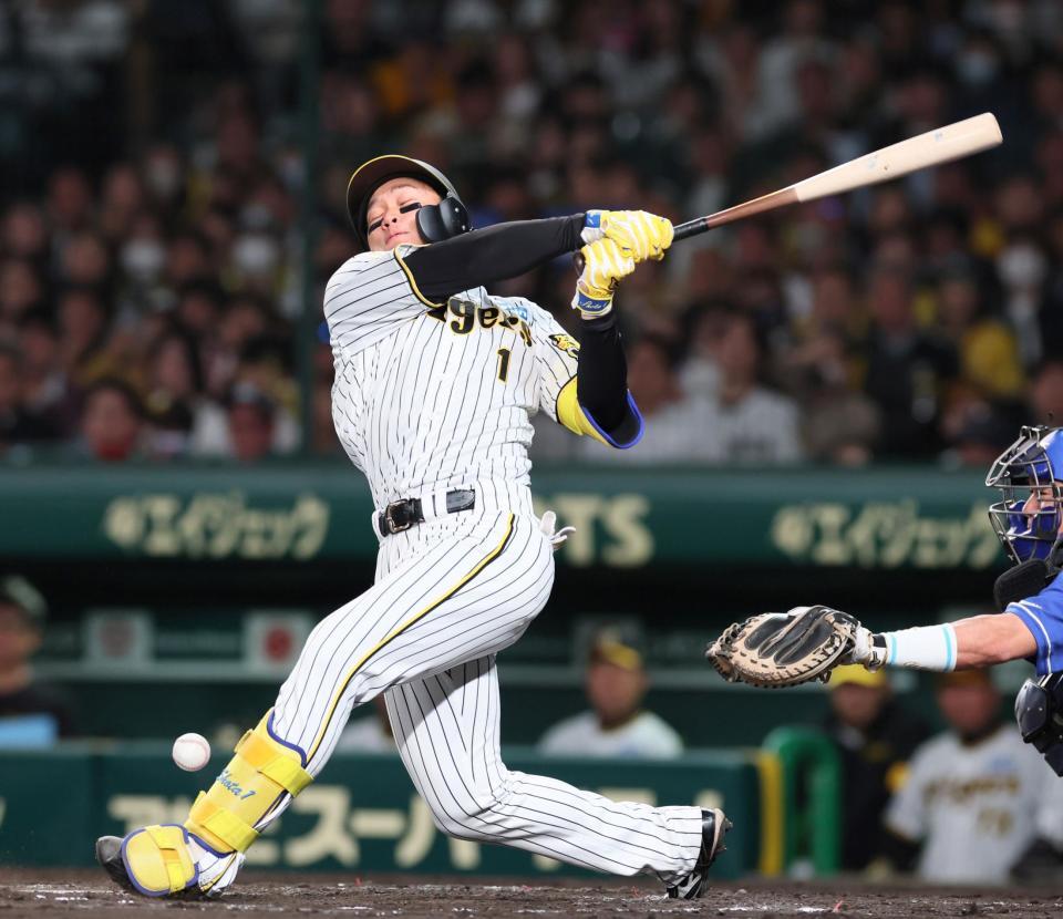 　７回、自打球を左足に当てる森下（撮影・立川洋一郎）