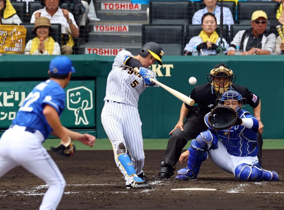 　２回、勝ち越しの中犠飛を放つ近本（撮影・山口登）