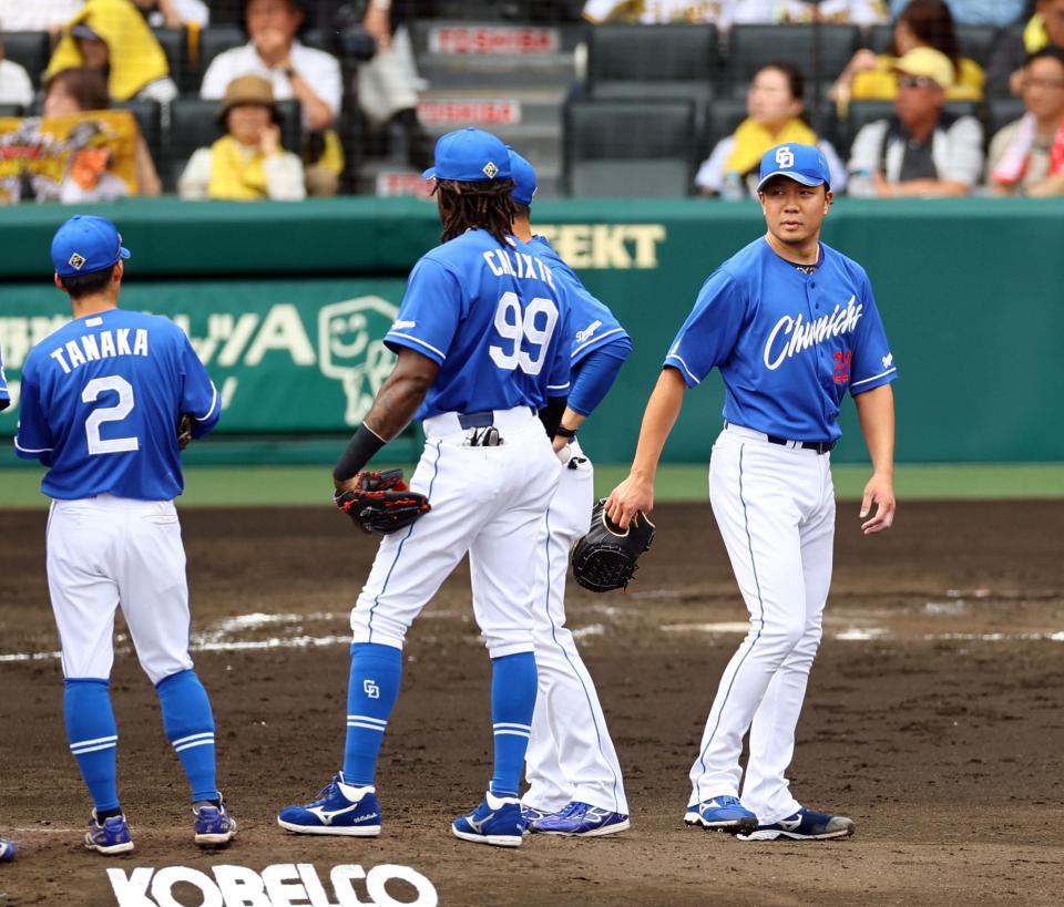 　２回、早々と降板する大野（右）＝撮影・山口登