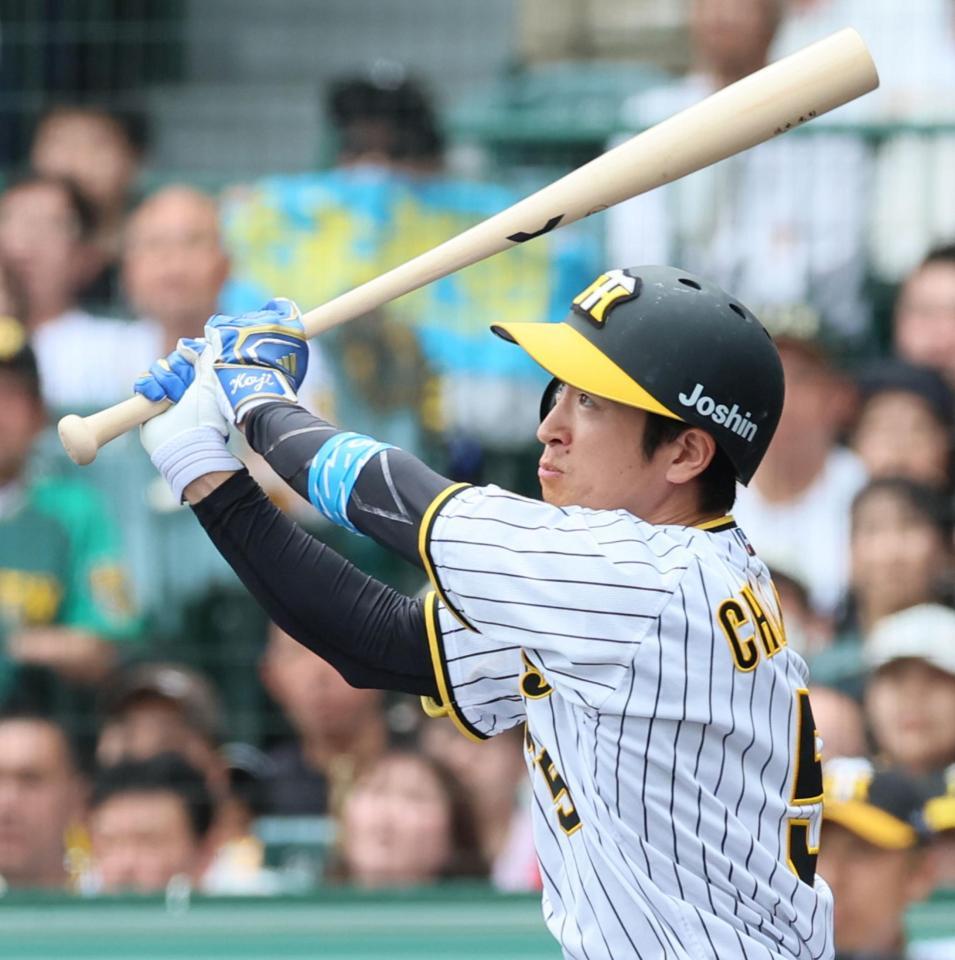 　２回、中犠飛を放つ近本（撮影・立川洋一郎）