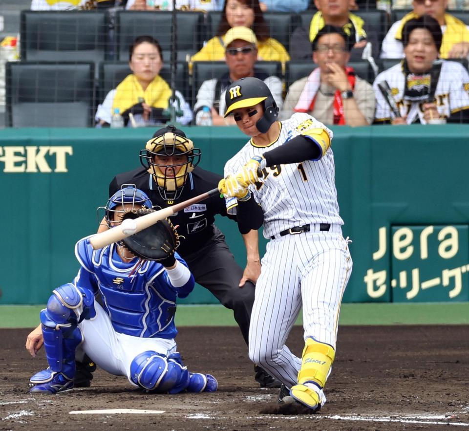 　２回、左前に適時打を放つ森下（撮影・山口登）