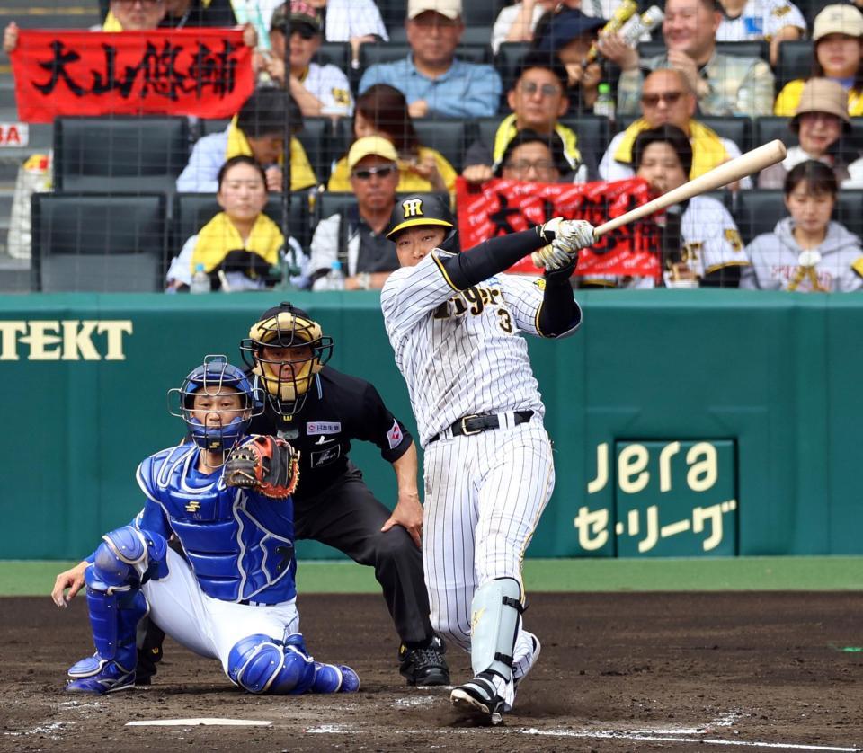 　２回、左犠飛を放つ大山（撮影・山口登）