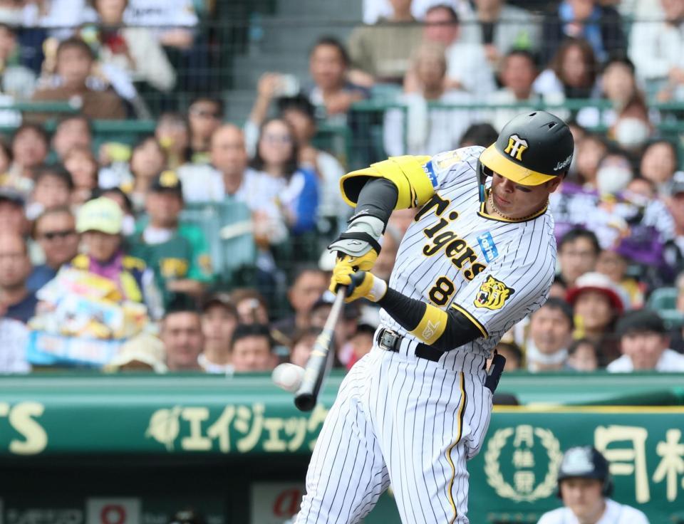 　２回、右翼線へ２点適時二塁打を放つ佐藤輝（撮影・立川洋一郎）