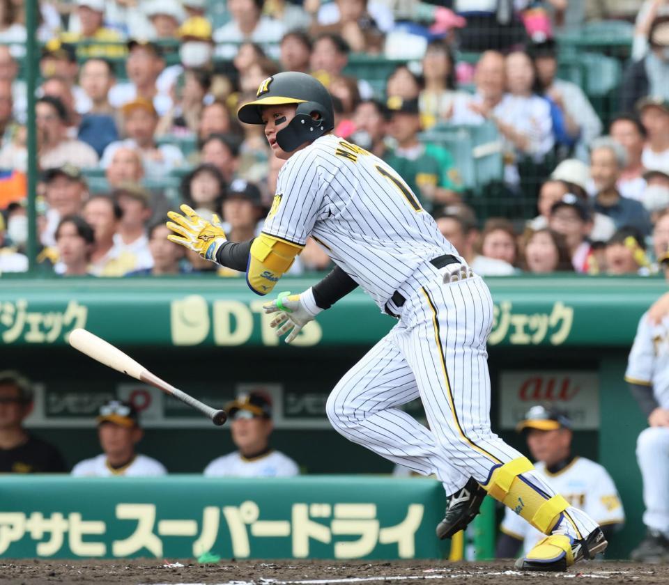 　２回、左前へ適時打を放つ森下（撮影・立川洋一郎）