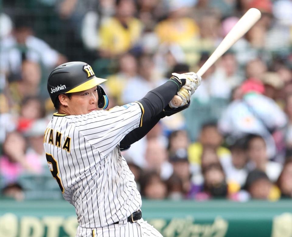 　６回、ライトへ二塁打を放つ大山（撮影・中田匡峻）