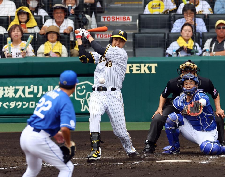 　２回、中前に同点適時打を放つ大竹（撮影・山口登）