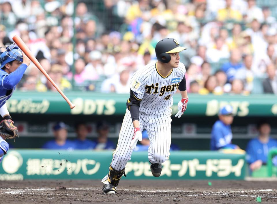 　２回、同点適時打を放つ大竹（撮影・中田匡峻）