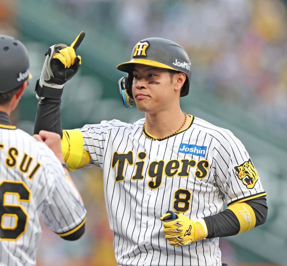 　７回、左前適時打を放ち、ポーズを決める佐藤輝（撮影・中田匡峻）