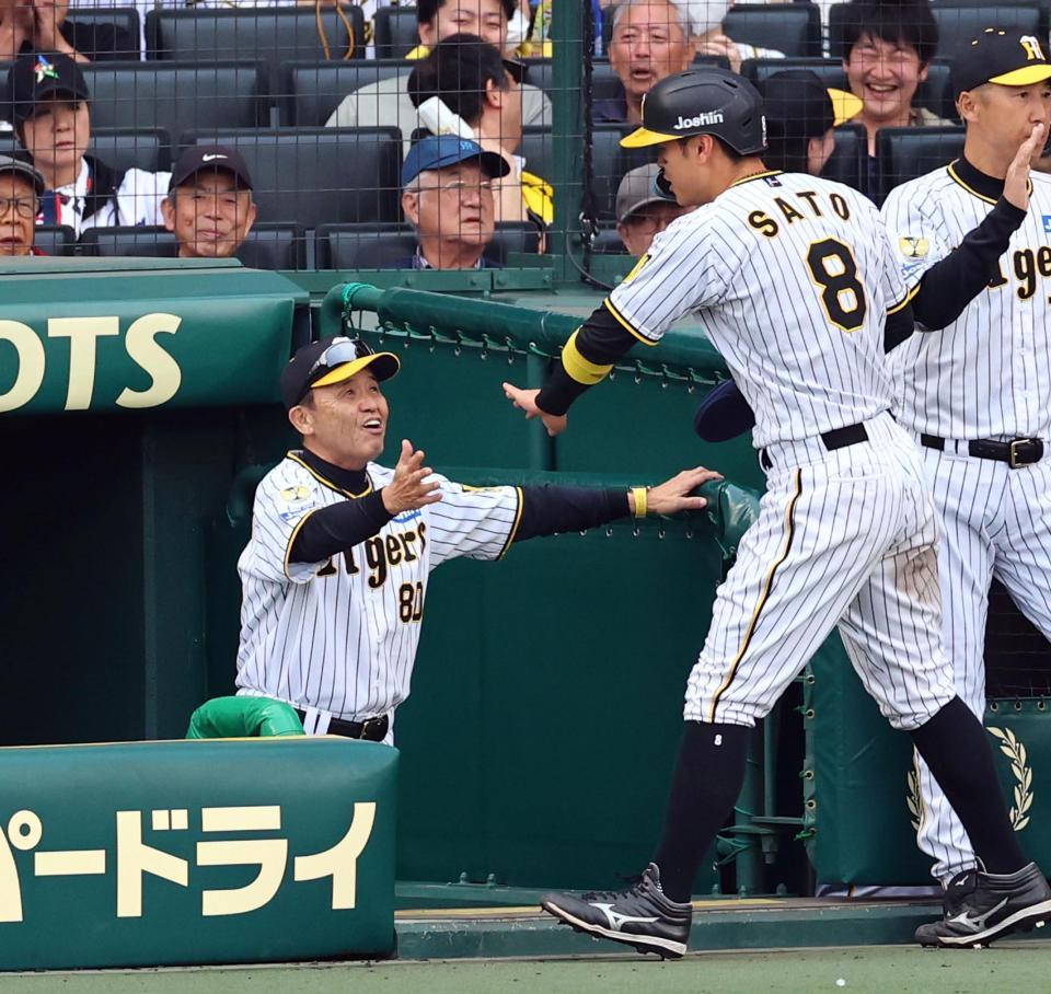 　７回、生還した佐藤輝を笑顔で迎える岡田監督（左）＝撮影・山口登