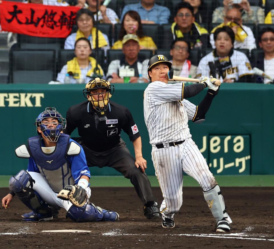 　７回、左前に適時打を放つ大山（撮影・山口登）