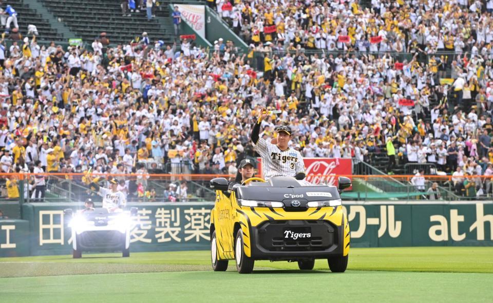 　リリーフカーに乗って場内を一周し、ファンの歓声に応える大山（手前）と大竹（撮影・立川洋一郎）