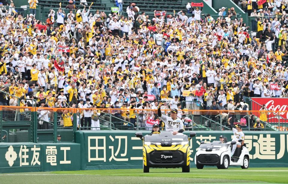 　リリーフカーに乗って場内を一周し、ファンの歓声に応える大山（手前）と大竹（撮影・立川洋一郎）