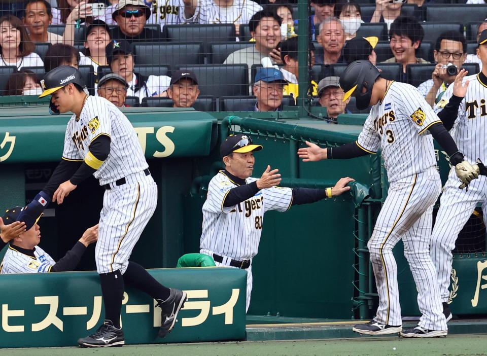 　７回、生還した佐藤輝と大山を迎える岡田監督（中央）＝撮影・山口登